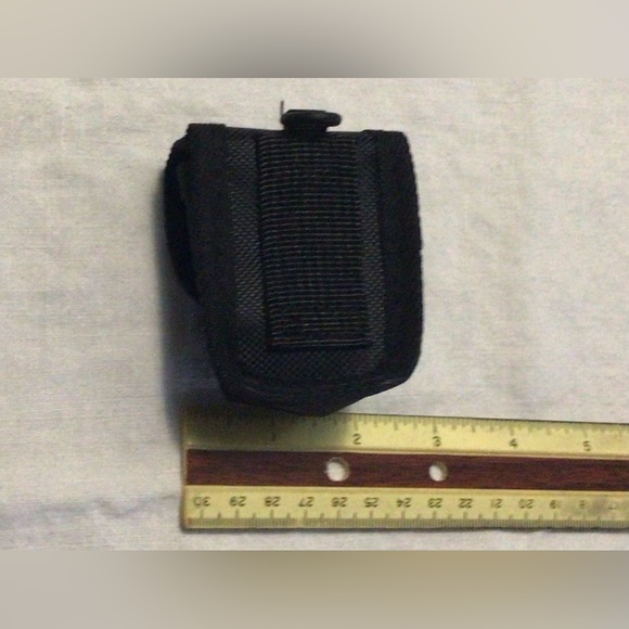 Small black pouch with belt loop. Velcro closure. - Picture 6 of 6